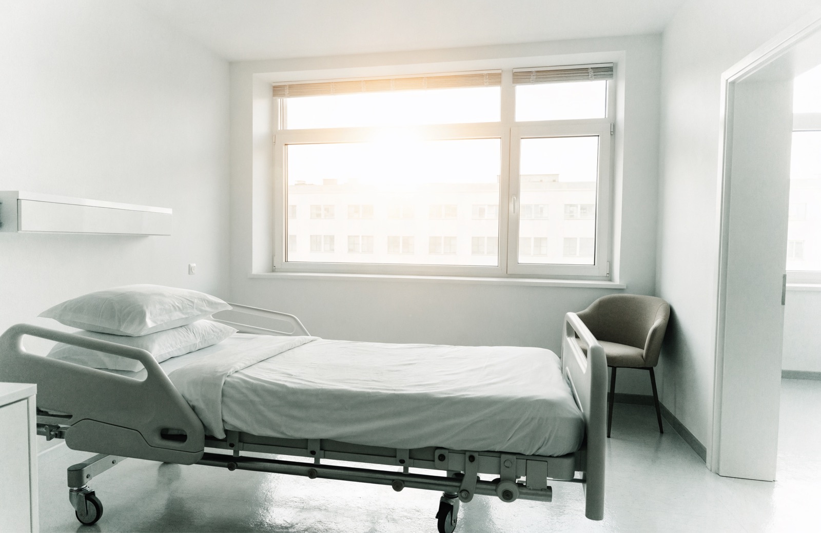 Ruhiges Patientenzimmer bei gedämpftem Tageslicht